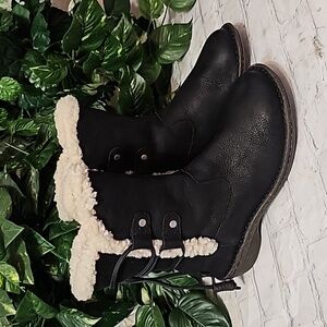 UGG Akadia Black Shearling Boots 6